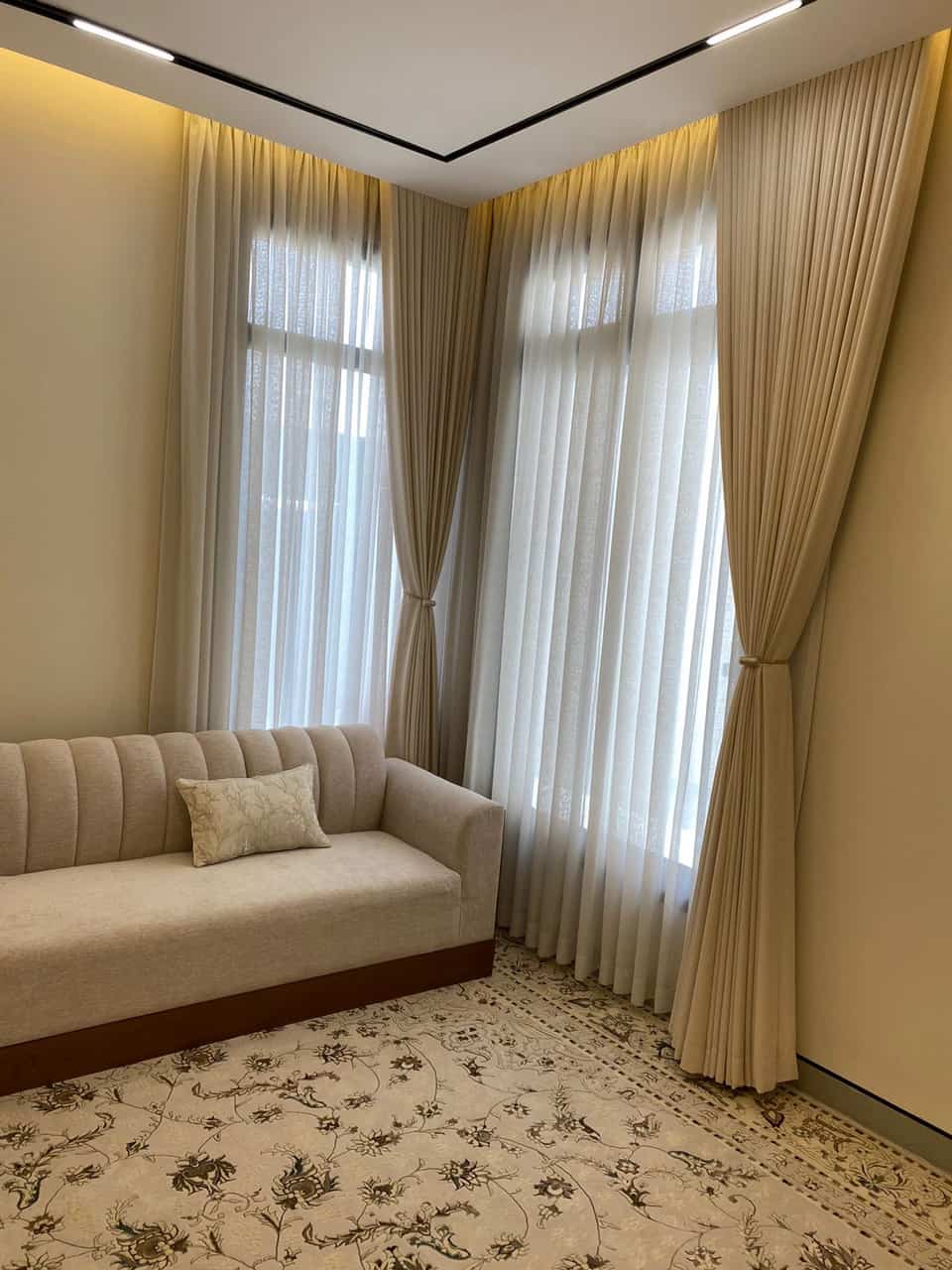 تركيب ستائر غرفة معيشة فاخرة في الرياض